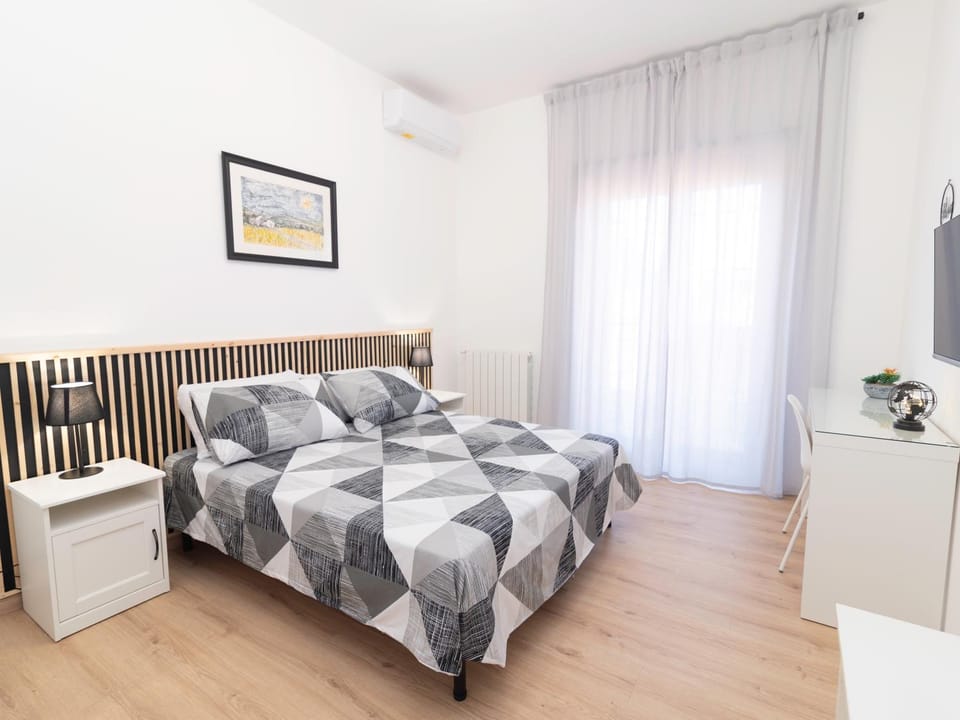 Bed, Photo of the whole room, Seating area, Bedroom