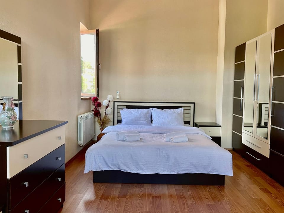Bed, Photo of the whole room, Bedroom, hair dresser, wardrobe