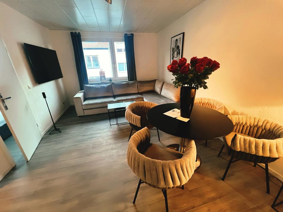 Communal lounge/ TV room, TV and multimedia, Living room, Seating area, Evening entertainment