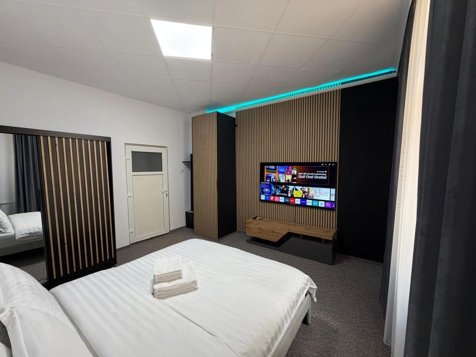 Bed, TV and multimedia, Photo of the whole room, Evening entertainment, Bedroom, towels, air conditioner
