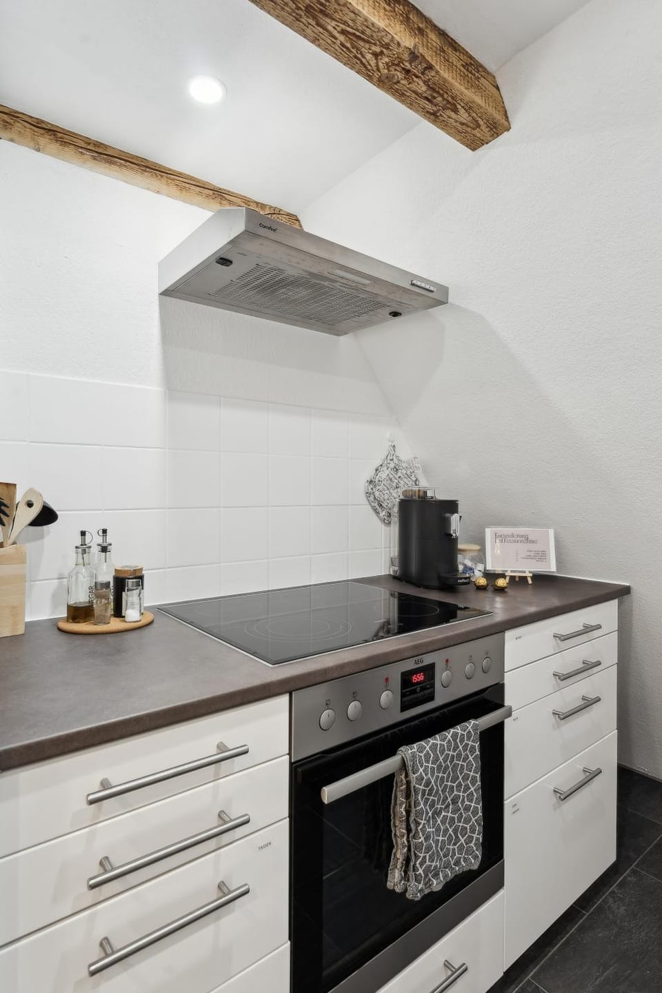 Coffee/tea facilities, Kitchen or kitchenette, stove, stove, toaster, toaster, kitchen, kitchen