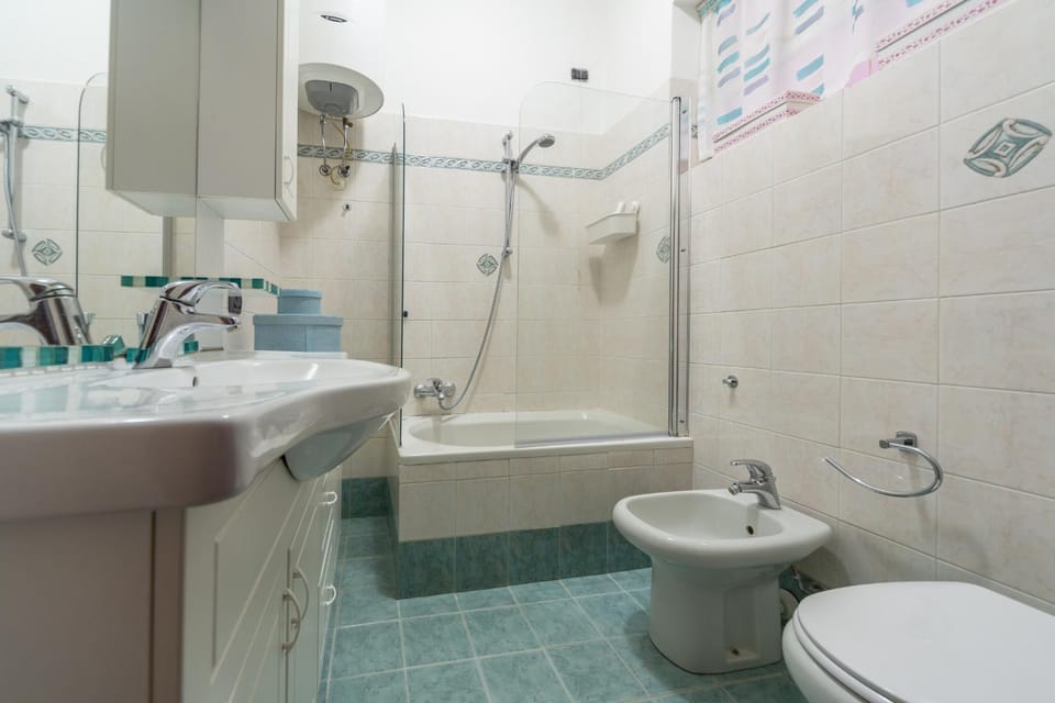 Shower, Toilet, Bathroom, bidet, towels