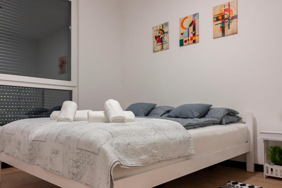 Bed, Bedroom, towels
