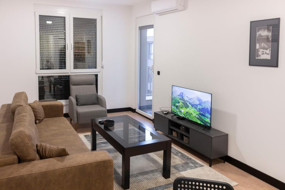 TV and multimedia, Living room, Seating area, air conditioner