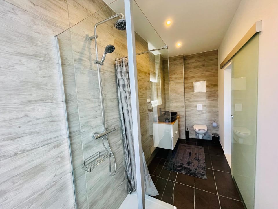 Shower, Toilet, Bathroom, towels