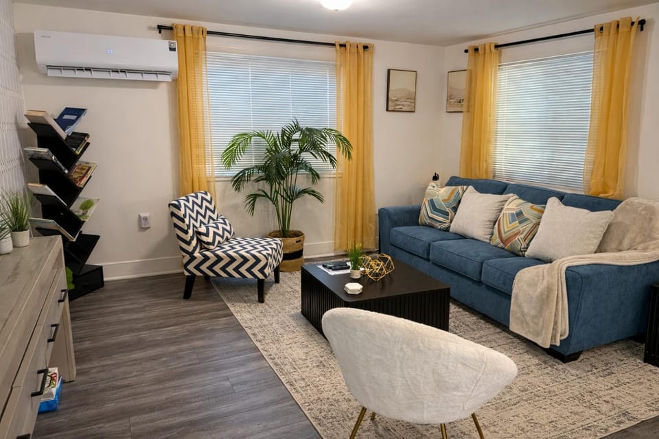 King Suite and Sofa Bed Fast WI-FI Easy DC Access Apartment in Prince Georges County