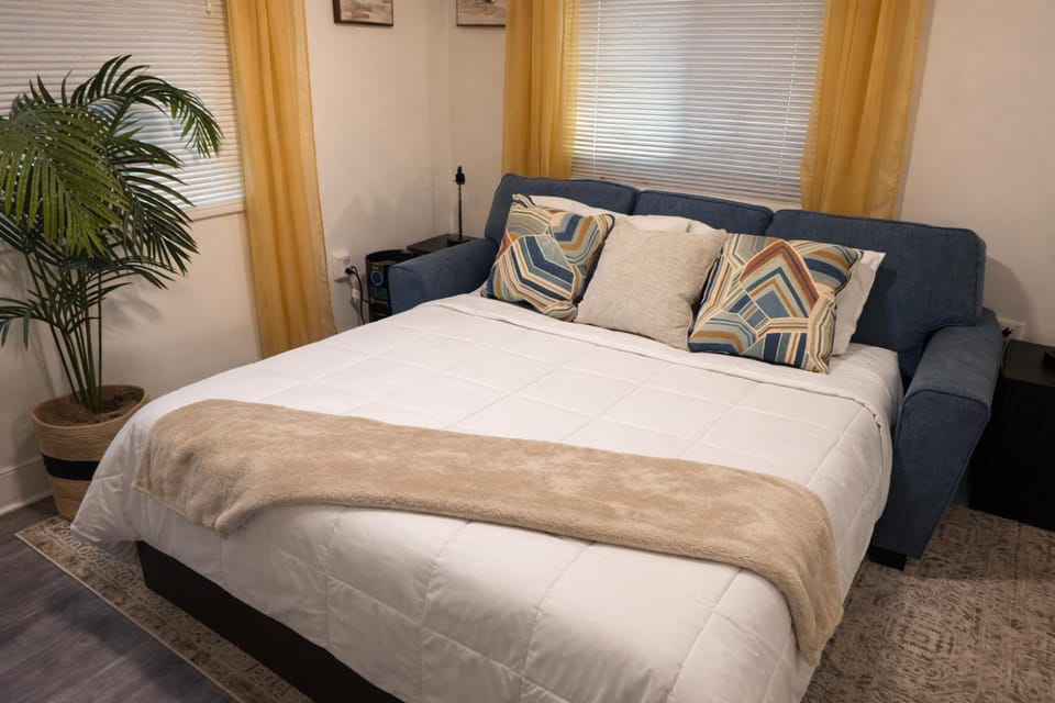 King Suite and Sofa Bed Fast WI-FI Easy DC Access Apartment in Prince Georges County