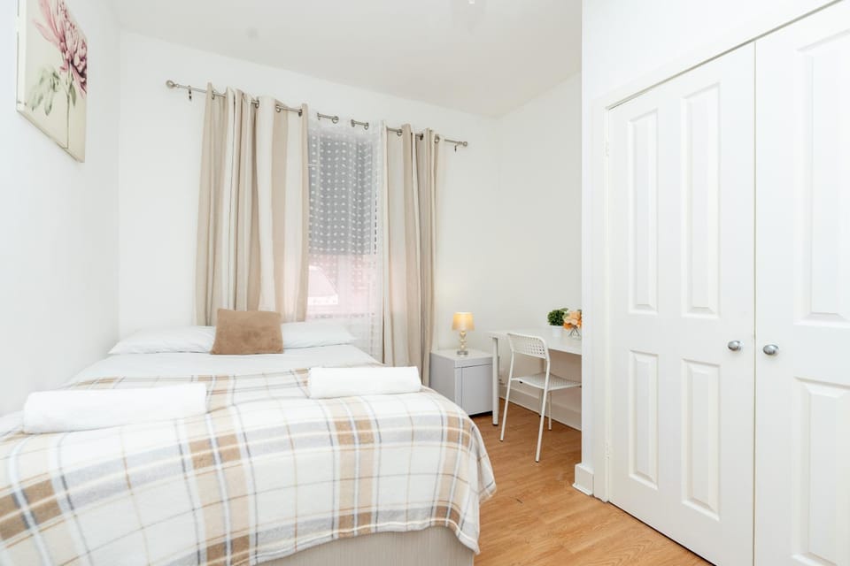 Bed, Photo of the whole room, Bedroom, wardrobe