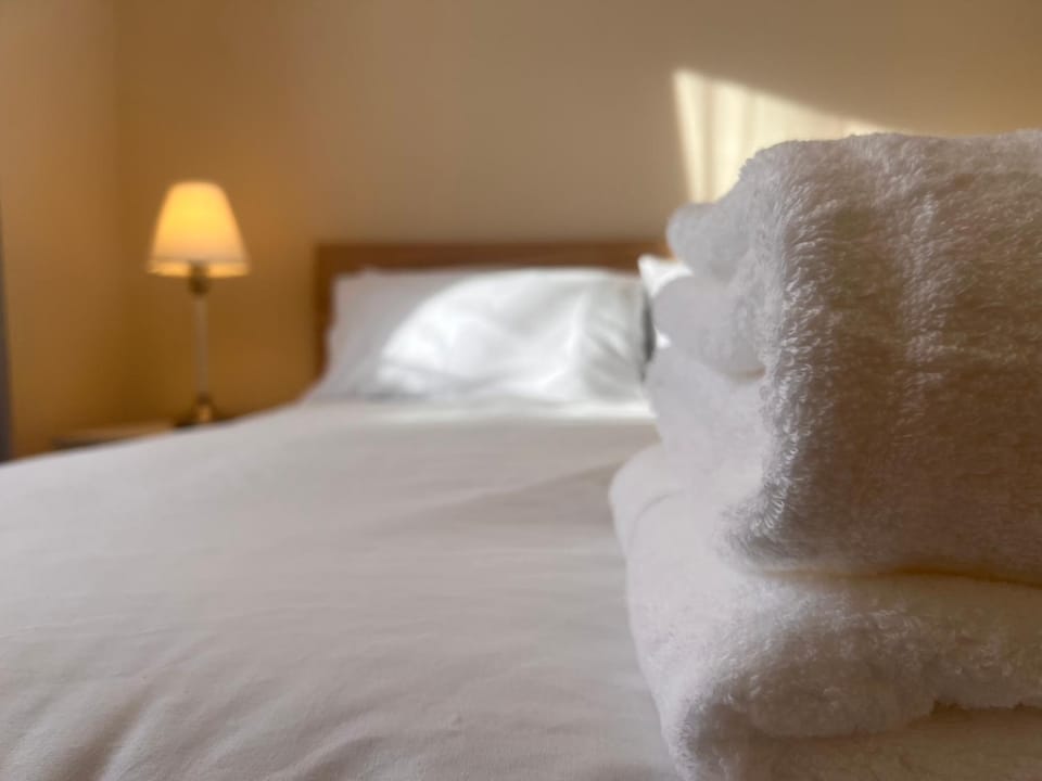 Bed, Bedroom, towels