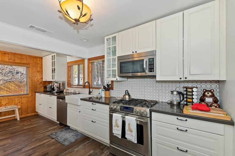 NEW- Red Robin W hot tub House in Big Bear