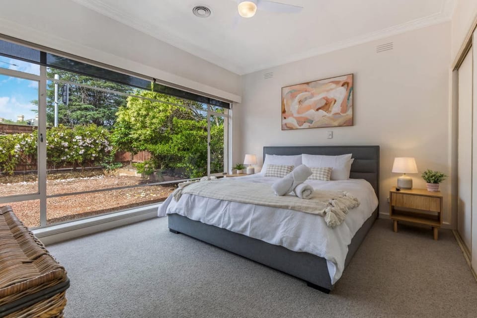 Bed, Bedroom, Garden view