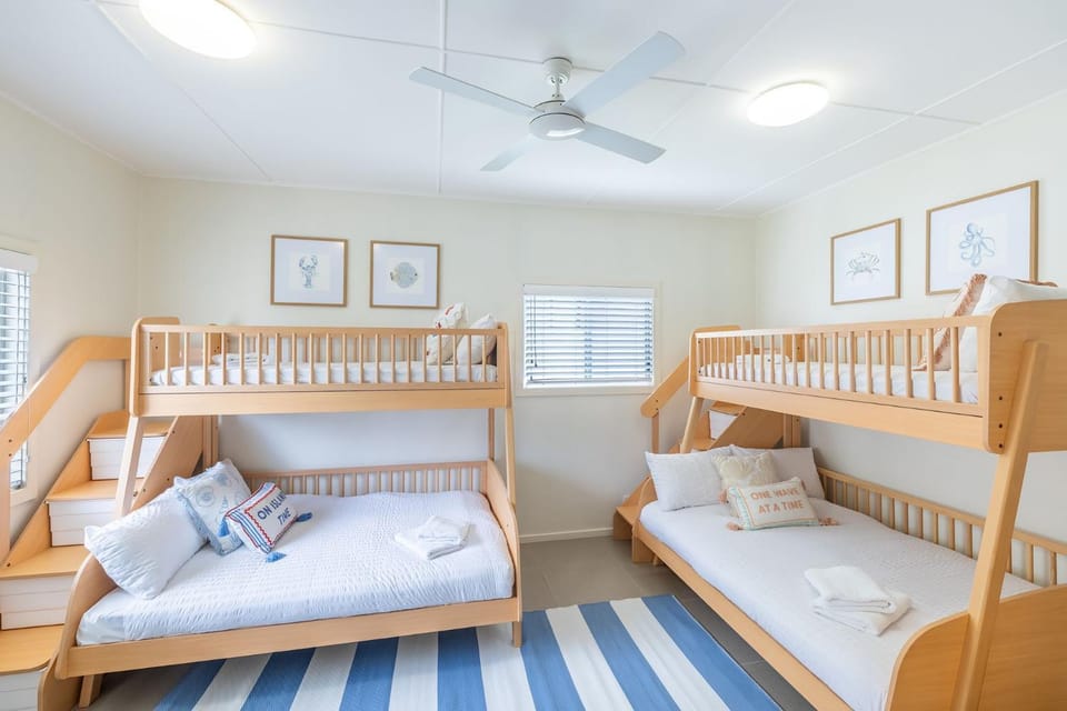 Bedroom, bunk bed