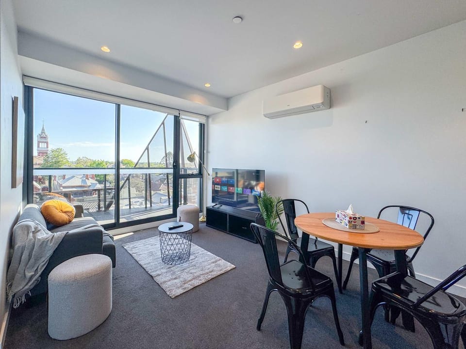 TV and multimedia, View (from property/room), Living room, Seating area, Dining area