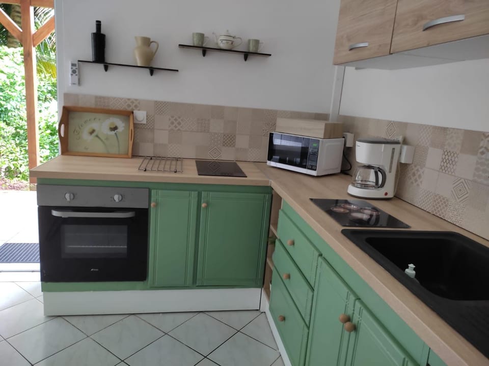 Coffee/tea facilities, Kitchen or kitchenette, dishwasher, stove, toaster