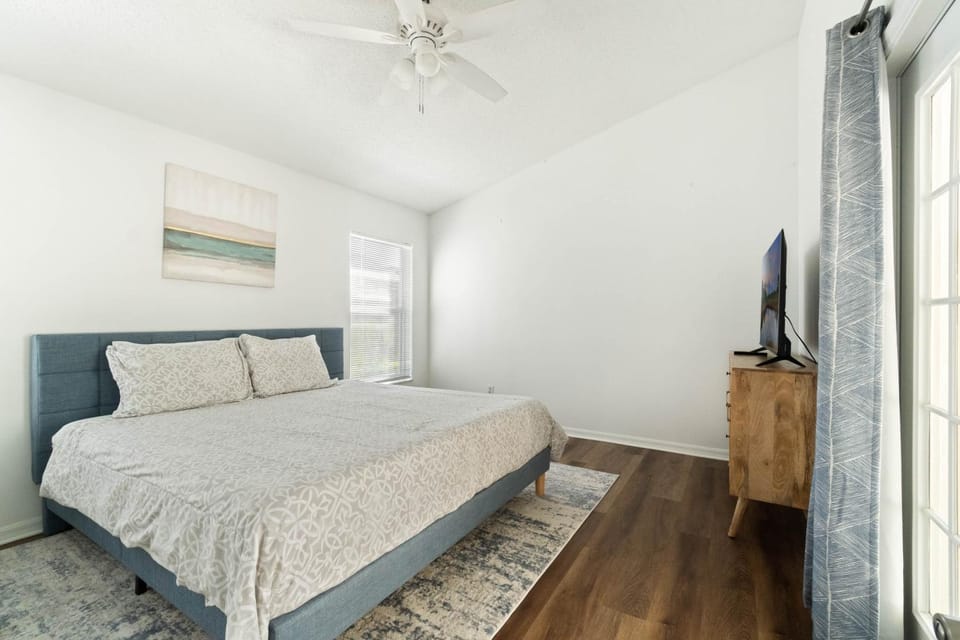 Bed, TV and multimedia, Bedroom