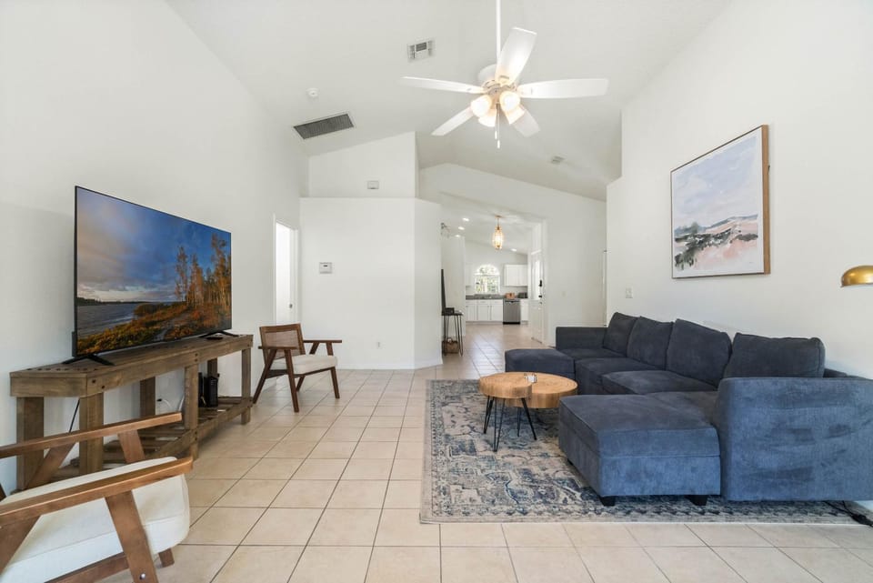 Communal lounge/ TV room, TV and multimedia, Living room, Seating area, Evening entertainment
