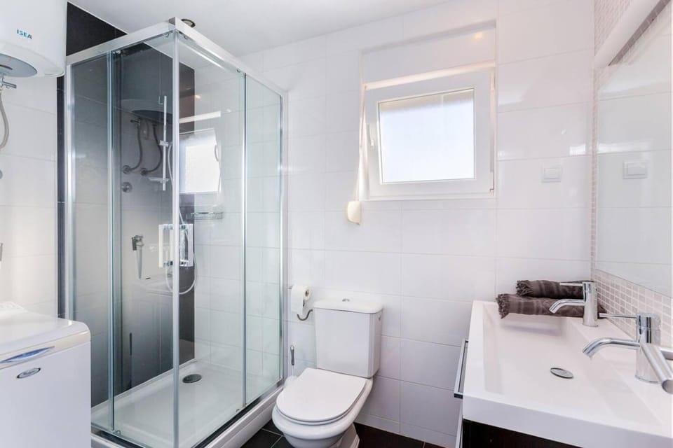 Shower, Toilet, Bathroom, towels