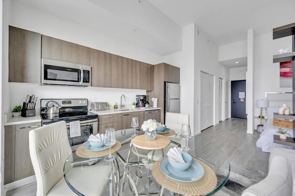 Dining area, oven, toaster