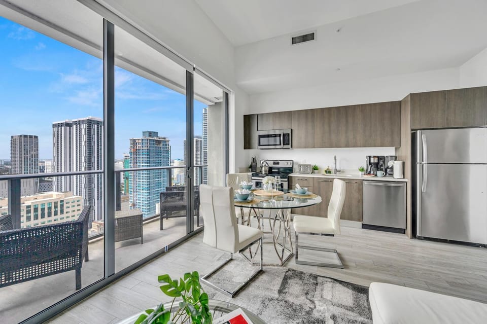View (from property/room), Kitchen or kitchenette, Dining area, City view