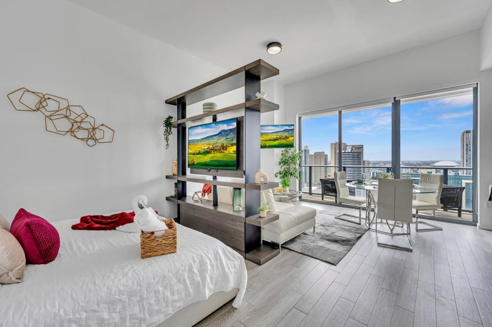 Bed, TV and multimedia, View (from property/room), Living room, Seating area, Bedroom, City view