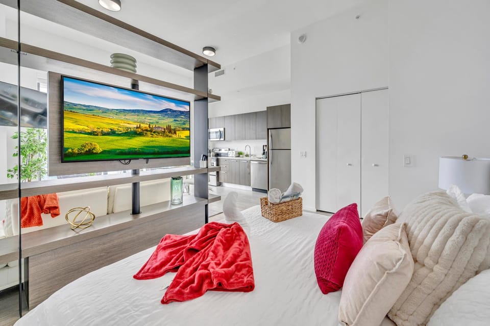 Bed, TV and multimedia, towels