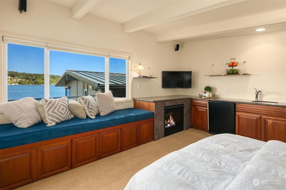 LakeFront- Private studio on Lake Sammamish Apartment in Lake Sammamish