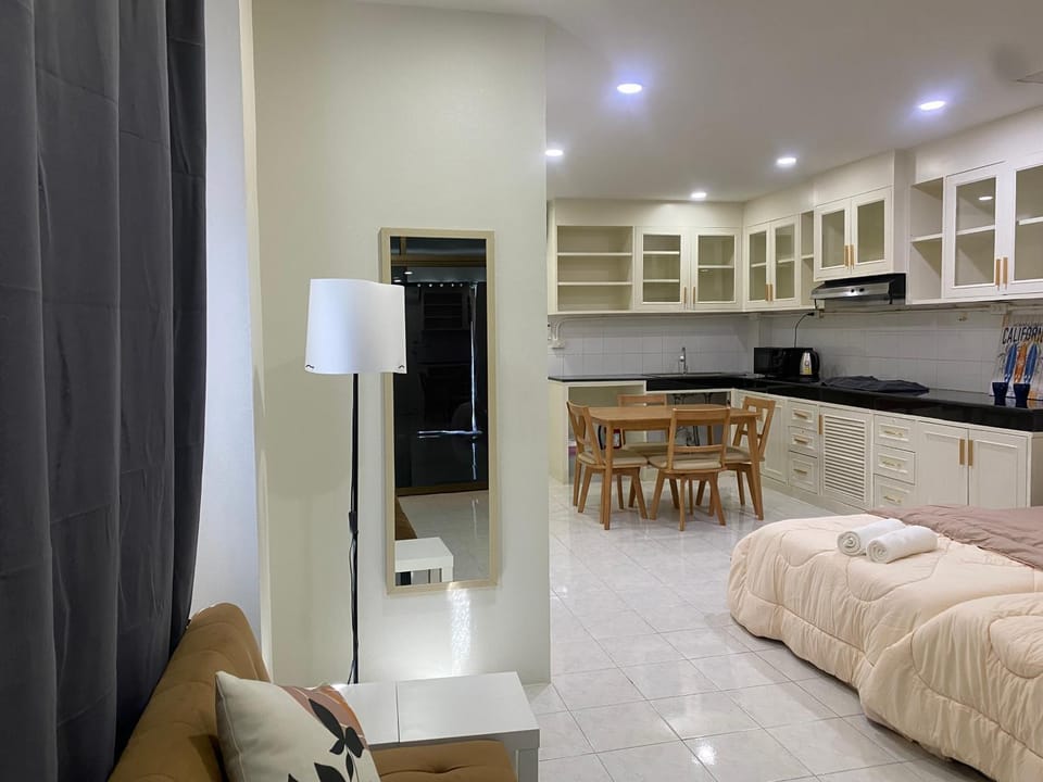 Bed, Kitchen or kitchenette, Living room, Seating area, Dining area, Bedroom, minibar