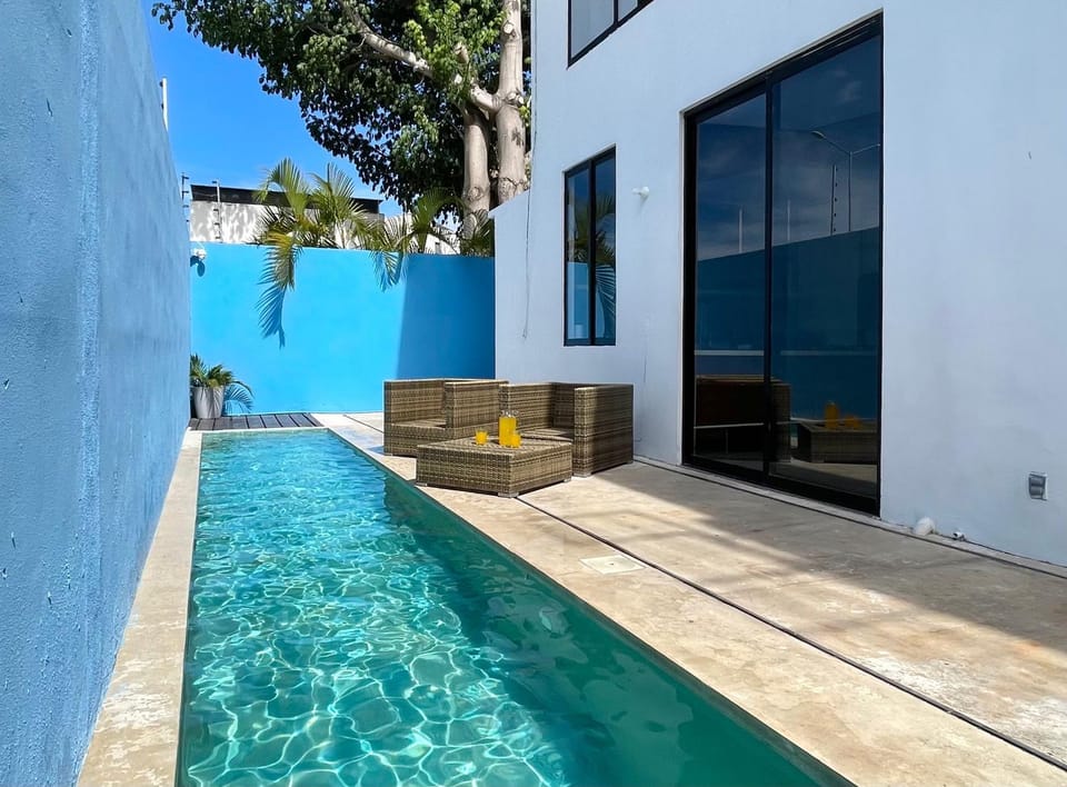 Patio, Day, Swimming pool