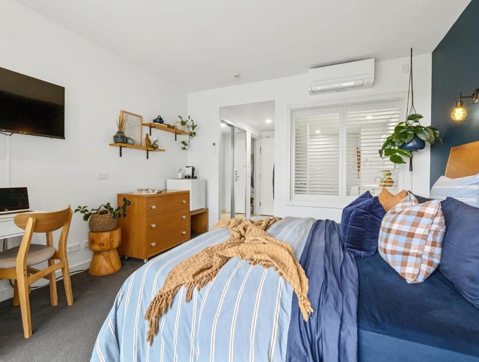 Bed, Bedroom, air conditioner