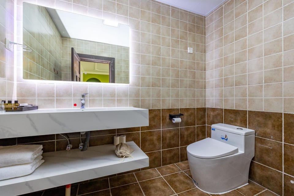 Shower, Toilet, Bathroom, bidet, towels