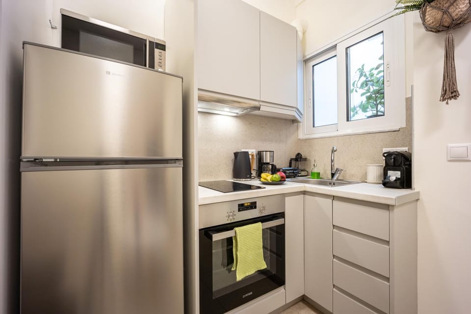 Coffee/tea facilities, Kitchen or kitchenette, oven, stove