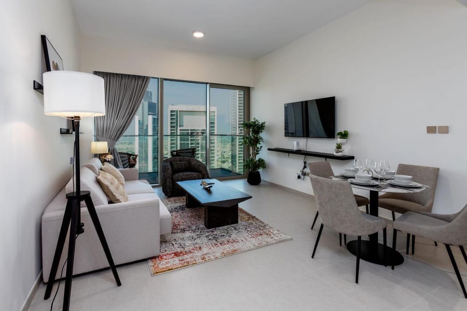 TV and multimedia, Living room, Seating area, Dining area