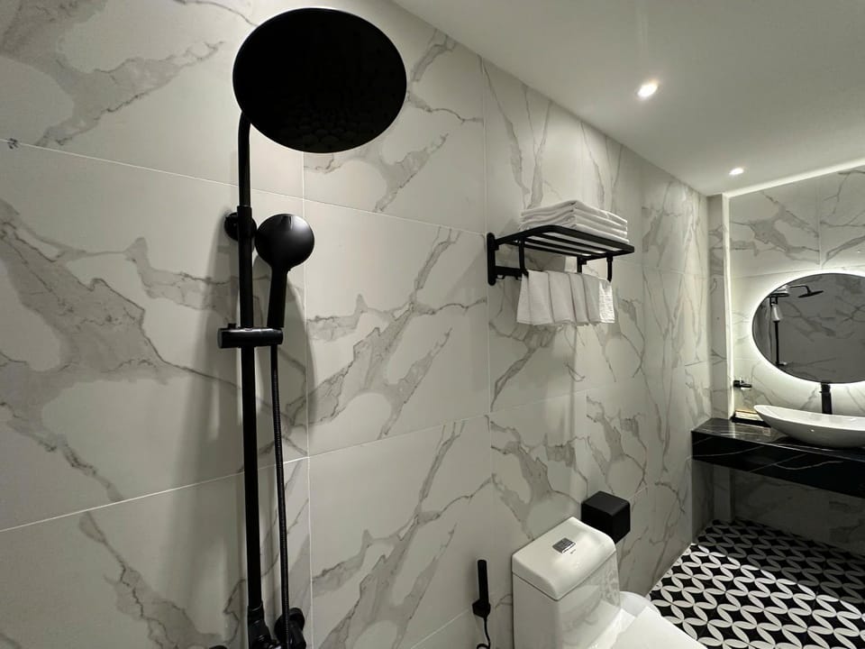 Shower, Toilet, Bathroom, towels