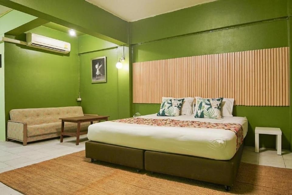 Bed, Living room, Photo of the whole room, Seating area, Bedroom
