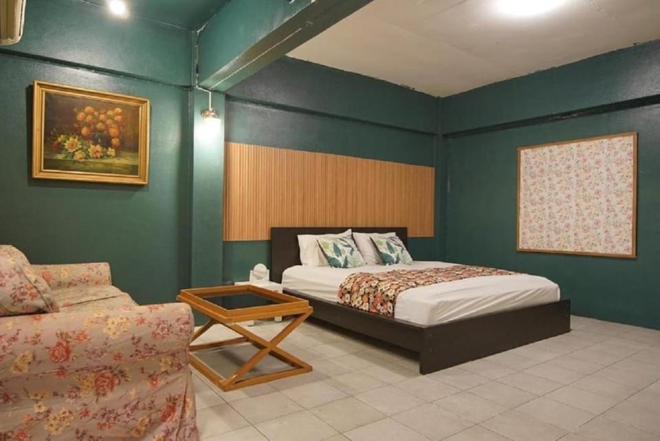 Bed, Living room, Photo of the whole room, Seating area, Bedroom