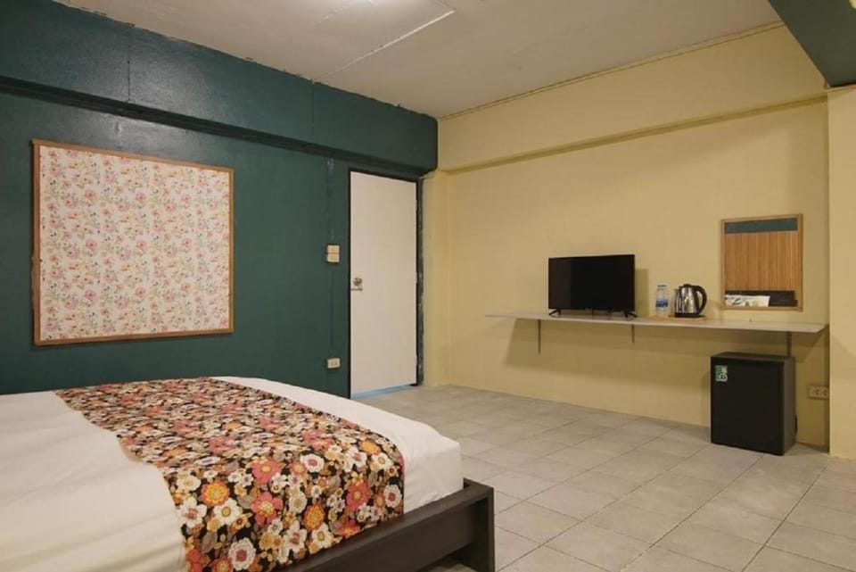 Bed, Photo of the whole room, Bedroom, minibar