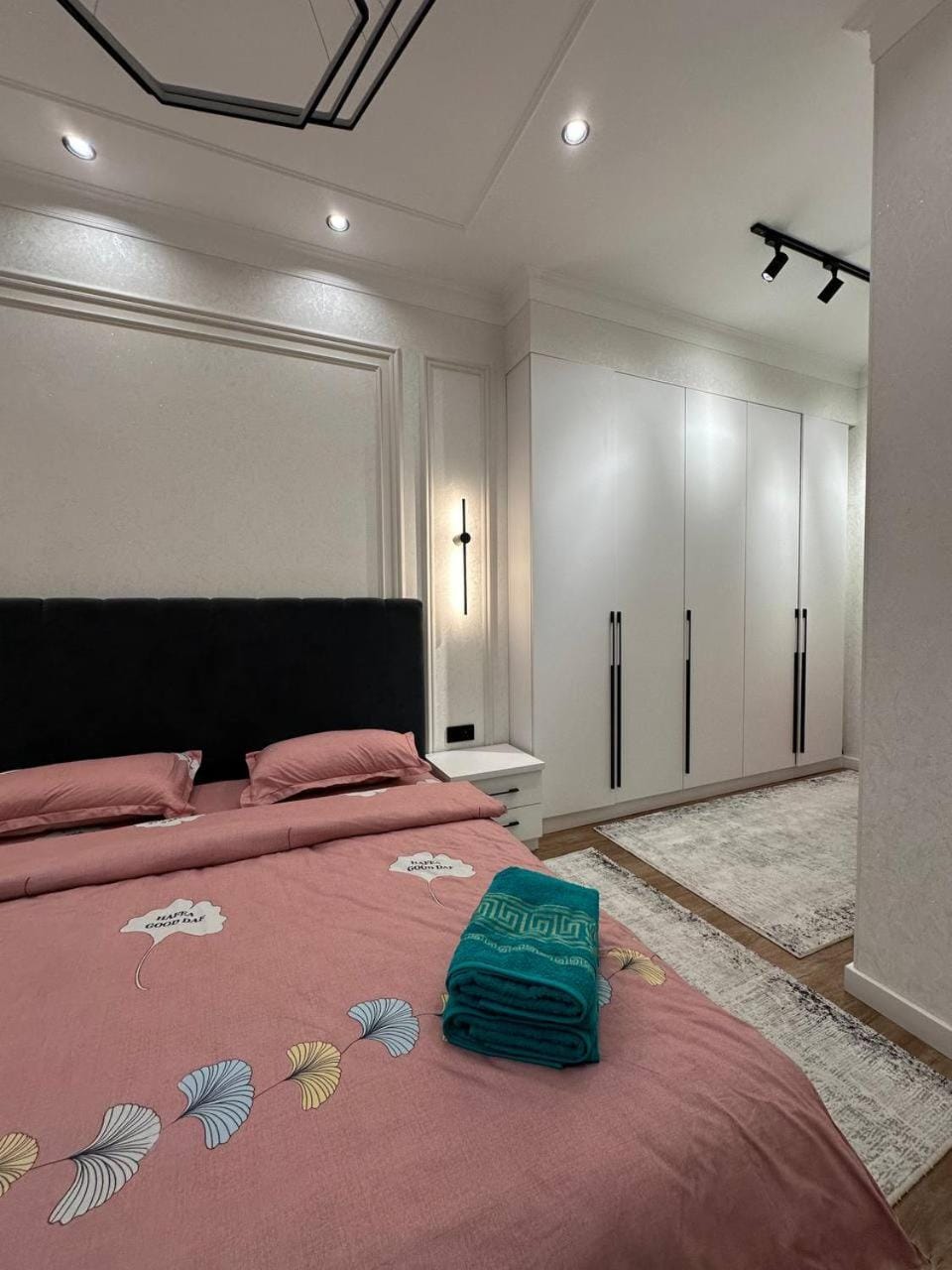 Bed, Bedroom, towels