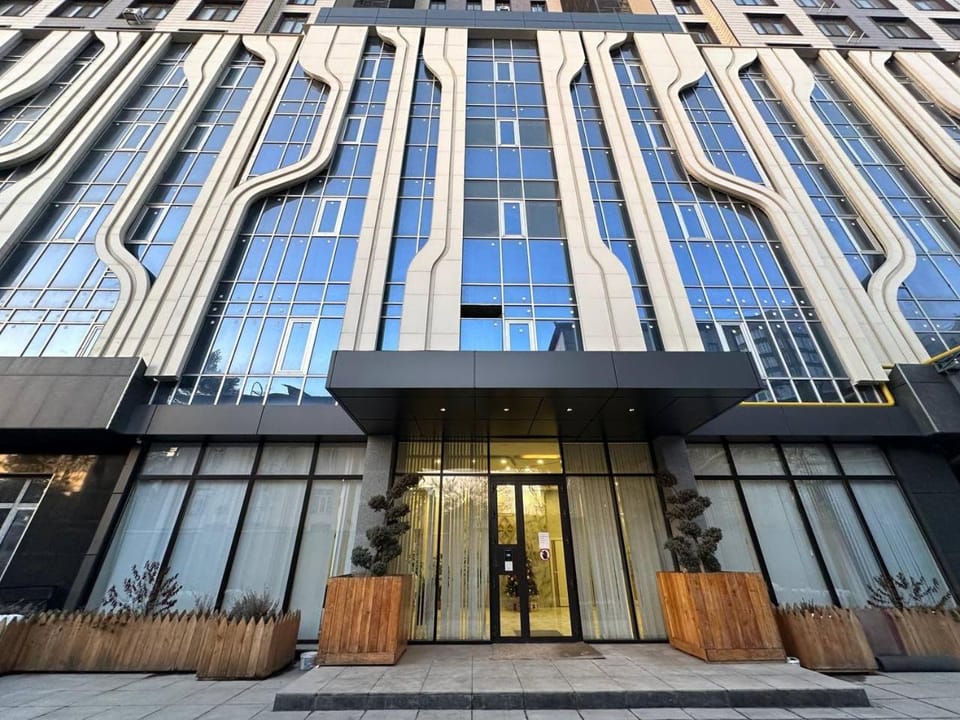 Property building, Facade/entrance, Day