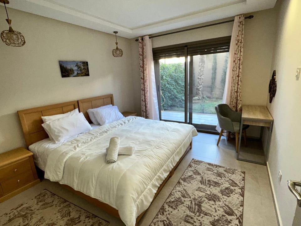 Bed, Bedroom, towels