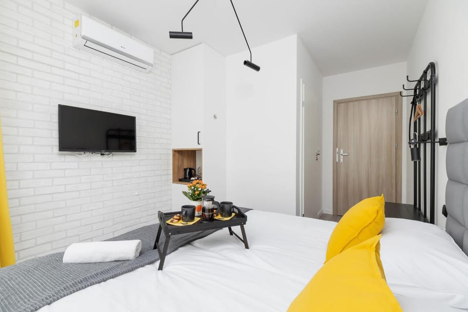 Bed, TV and multimedia, Living room, Photo of the whole room, Seating area, Evening entertainment, Bedroom