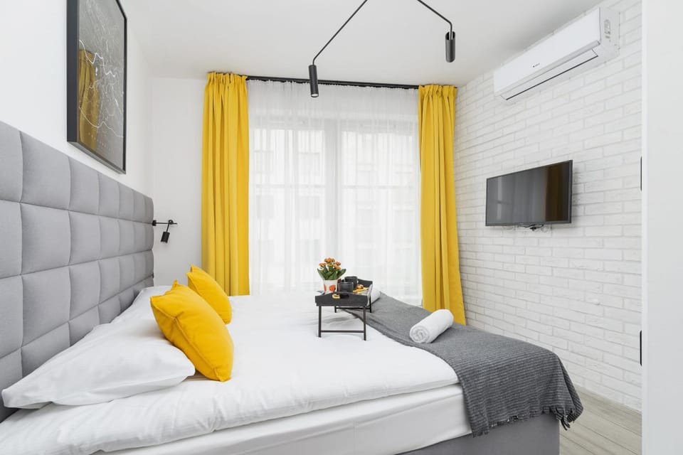 Bed, TV and multimedia, Living room, Photo of the whole room, Evening entertainment, Bedroom
