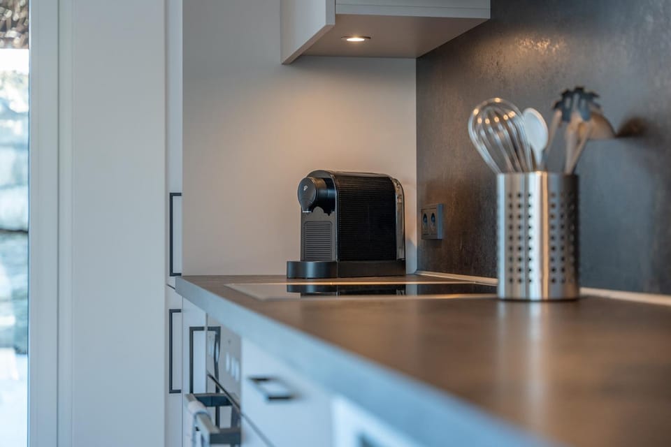 Coffee/tea facilities, Kitchen or kitchenette, stove