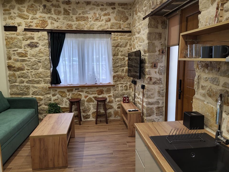 TV and multimedia, Kitchen or kitchenette, Living room, Seating area