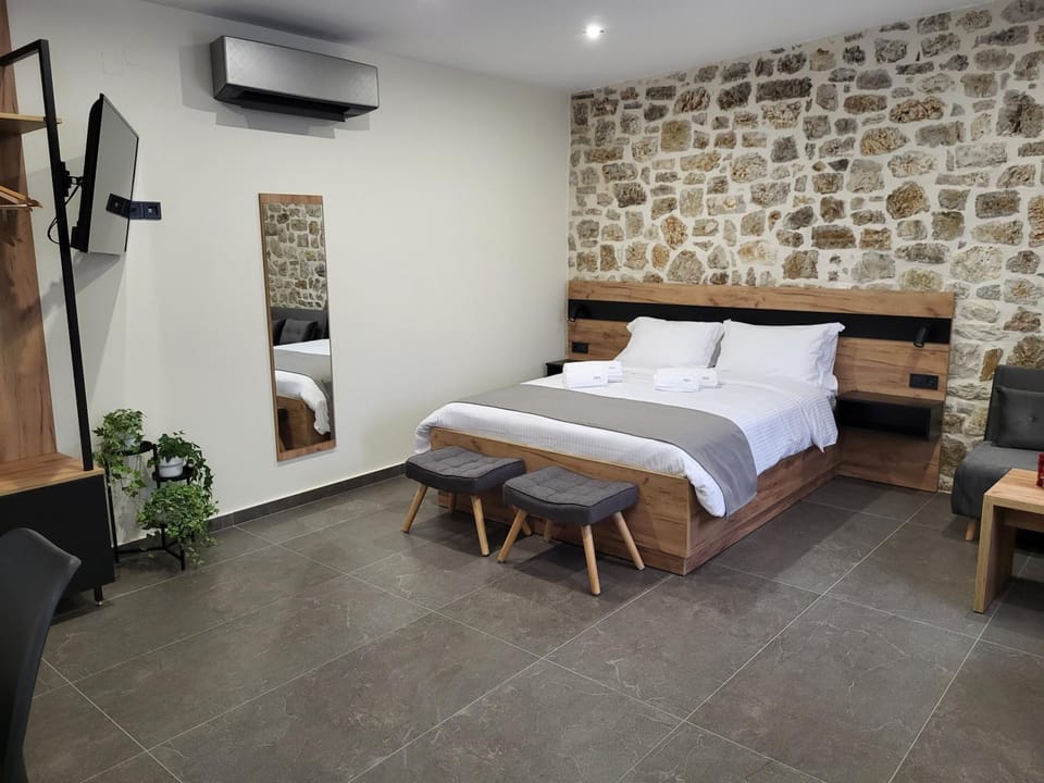 Bed, TV and multimedia, air conditioner