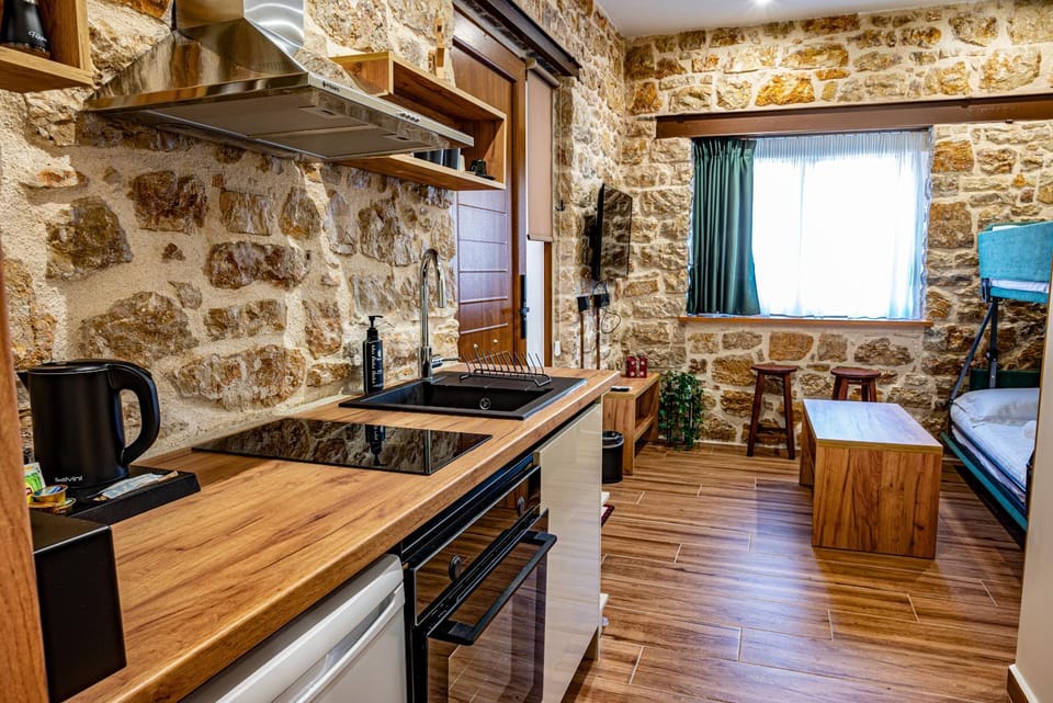 Bed, Kitchen or kitchenette, Photo of the whole room, oven