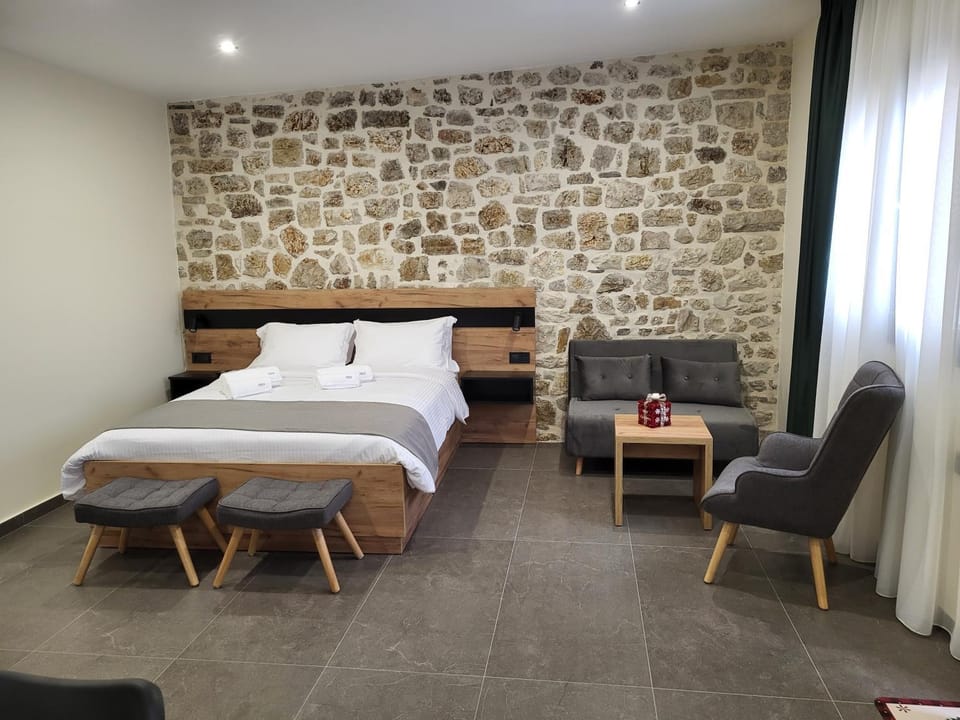 Bed, Photo of the whole room, Seating area