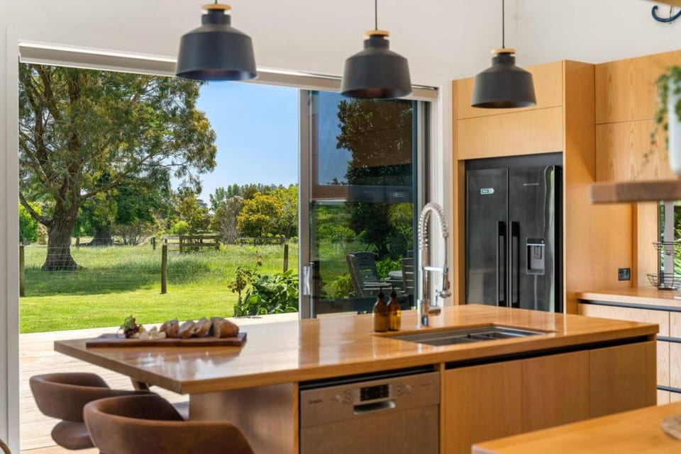 Kitchen or kitchenette, Garden view