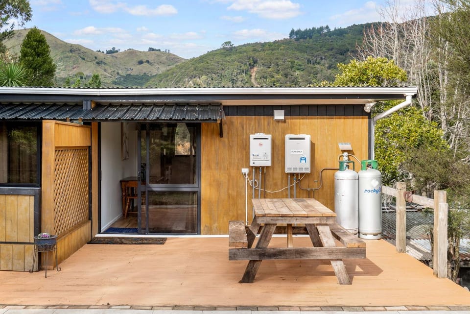 Property building, Natural landscape, Balcony/Terrace, Seating area, Mountain view