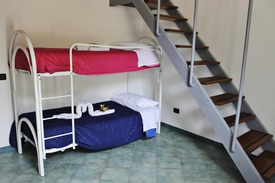 Bed, Photo of the whole room, Bedroom, bunk bed, towels