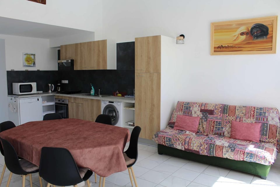 Kitchen or kitchenette, Seating area, Dining area
